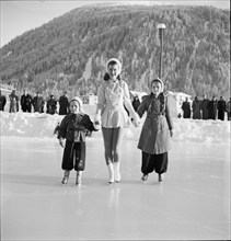 European championship of figure skating in Davos 1947: Barbara Ann Scott with local kids.