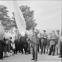 Pacifist Max Daetwyler with actors of the Bibi Balu Musicals, Lake Zurich Promenade 1965.