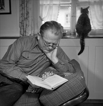 Schaggi Streuli reading, around 1949.