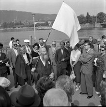 Pacifist Max Daetwyler with actors of the Bibi Balu Musicals, Lake Zurich Promenade 1965.