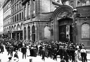 Last days before outbreak of World War 1: Queue in front of Caisse d'vâpargne, Paris 1914.