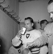 Ice Hockey World Championship Zurich/Basle 1953: Swiss players drinking Ovomaltine.