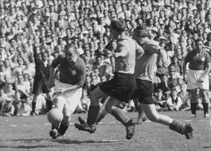 International match Switzerland - Holland, Zurich, 1954: Unknown Swiss player, Odenthal, Biesbrouck