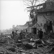 Caravelle crash Durrenasch 1963: policemen and records department at the scene of the accident.