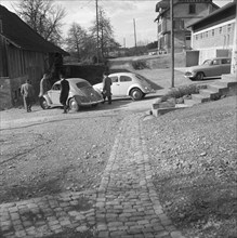 Man standing near two Volkswagen cars 1960.