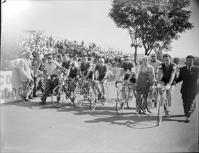 Cycle World Championship, Varese, 1951: The pack of riders before the start.