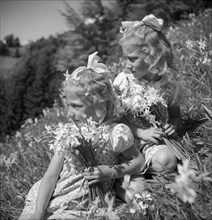 Two girls with Montreux-narcissus in Les Avants, around 1955.