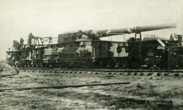 This photo, dating to before 1922, relates to World War I. The caption reads: This American gun has