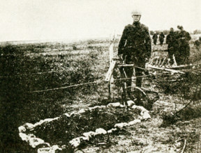 This photo, dating to before 1922, relates to World War I. The caption reads: The grave of Lieut.