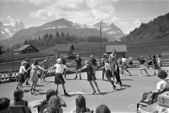 Dutch children are visiting Swiss children in Goldern.