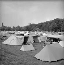 25 years car camping: around 3000 people came to put up their tent outside of Geneva, in La Batie,