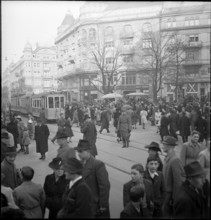 People doing christmas shopping in Zurich in 1944.
