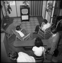 FERA 1953: People in front of TV.