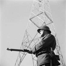 Soldier guards the radio tower of Radio Beromuenster in 1940.