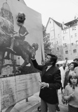 The foundation for old aged people collects money in Zurich's Rosenhof with the aid of prominent