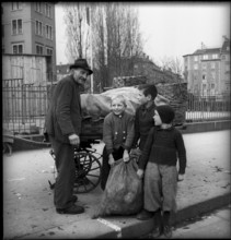WW 2: Zurich workers donate for war victims in Lyon (France), 1944.