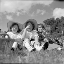 Solennitat in Burgdorf 1951; Girls in traditional coustume.
