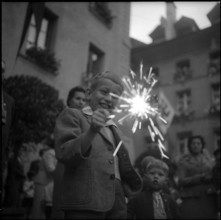 Berne; childen celebrating the national holiday; 1959.