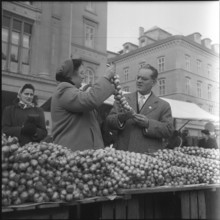 Member of Federal Council Lepori at the Zibelemarit , Bern 1955.
