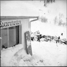 Restaurant Kaiserstock destroyed by avalanche in the Riemenstalden valley, clearing work, 1954.