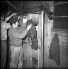 Valais, Grone coal mine, miners in the dressing room; 1957.