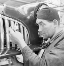 Logo, radiator grill; General Motors 1946.