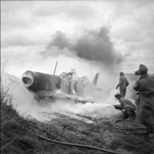 Airport fire-brigade: exercise with dry powder, Kloten 1956.