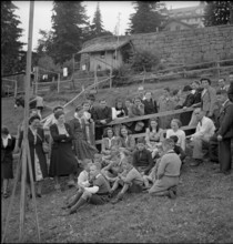 Visitors and children in the children's home Rigisunne.