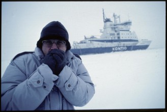 Heinz Stalder in front of icebreaker Kontio 1988.