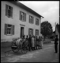 Women of the auxillary fire brigade with hose cart, 1941.