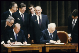 Schewardnadse and Shultz sign disarmament negotiations, Geneva 1985.