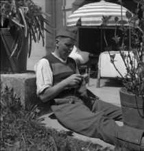 Soldier knitting; convalescence; 1940.