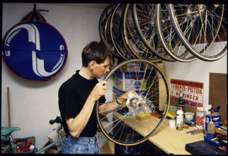 Tony Rominger cleaning wheel, Raffa di Puegnago 1990.