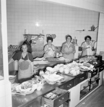 Geneva, Hotel du Rhone 1950: Women washing dishes.