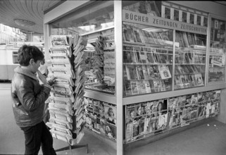 Newsstand at the Paradeplatz, amongst others Blick, 1971.