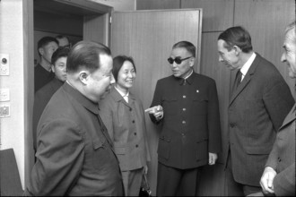 Hans-Peter Tschudi with Chinese press delegation, 1972.