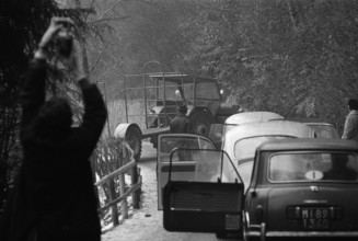 Roadblock against paparazzi on nobility pursuit, 1965.