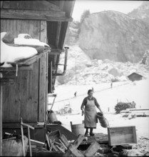 Evacuated woman from Mitholz in front of emergency accommodation 1948.