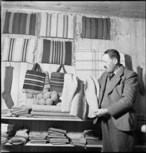 Man with manual knitted sweater, 1945.