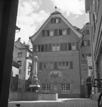 Chur: Rebleuten guild building, Pfisterplatz and fountain; 1940.