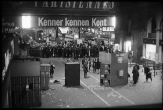 Bomb attack in Zurich mainstation; onlookers and policemen 1971.