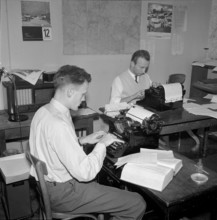 United Press, office Zurich: Editorial staff typing news on a stencil, 1957.