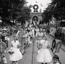Opening of the SAFFA fair 1958: the organisation committee at the parade.