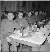 Soldiers' christmas; set table; 1940.