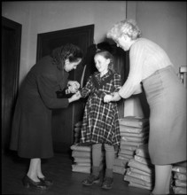 Dress fitting made of the Schulertuch, Basel 1949.