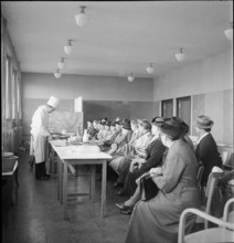 Women, cookery course; preparation of vegetables; 1940.