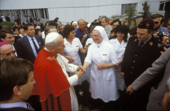 Pope visits Switzerland 1984, Hospital Einsiedeln: greeting nurses.