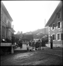 Val de Travers: children in Noiraigue; 1950.