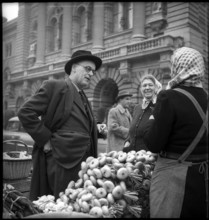 President Rubattel at the Zibelemarit, Bern 1952.