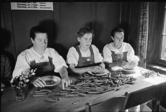 Supply inventory; course on how to prepare tinned food; 1942.